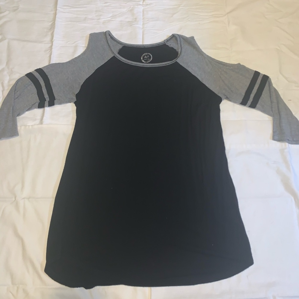 Open-shoulder 3/4 sleeve shirt
